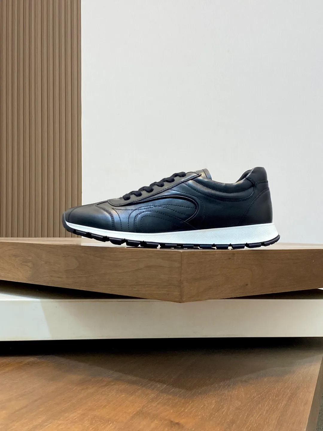Men's shoes 💰740 Prada men's new lace-up sports and casual shoes. This upper is made of imported calfskin stitching. The tongue is P's classic bronzing lougou. The lining is made of calfskin for the feet. The outsole is made of non-slip sports exclusive rubber outsole with logo. It feels good on the foot. It is fashionable and fashionable. It has a standard sports version and looks very good on the foot! Comes with original box and dust bag! L leather shoe size: 39/40/41/42/43/44 original box packaging + dust bag